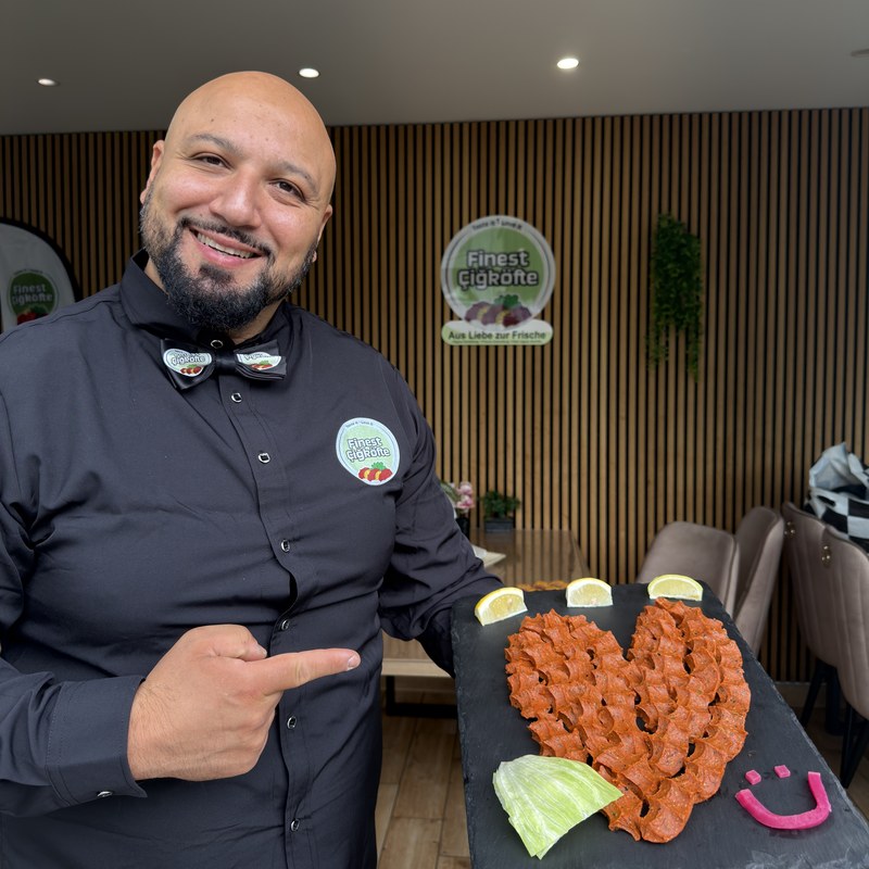 Ahmad Hassoun, Gründer von Finest Çiğköfte, vor seinem Laden in Bremen-Walle