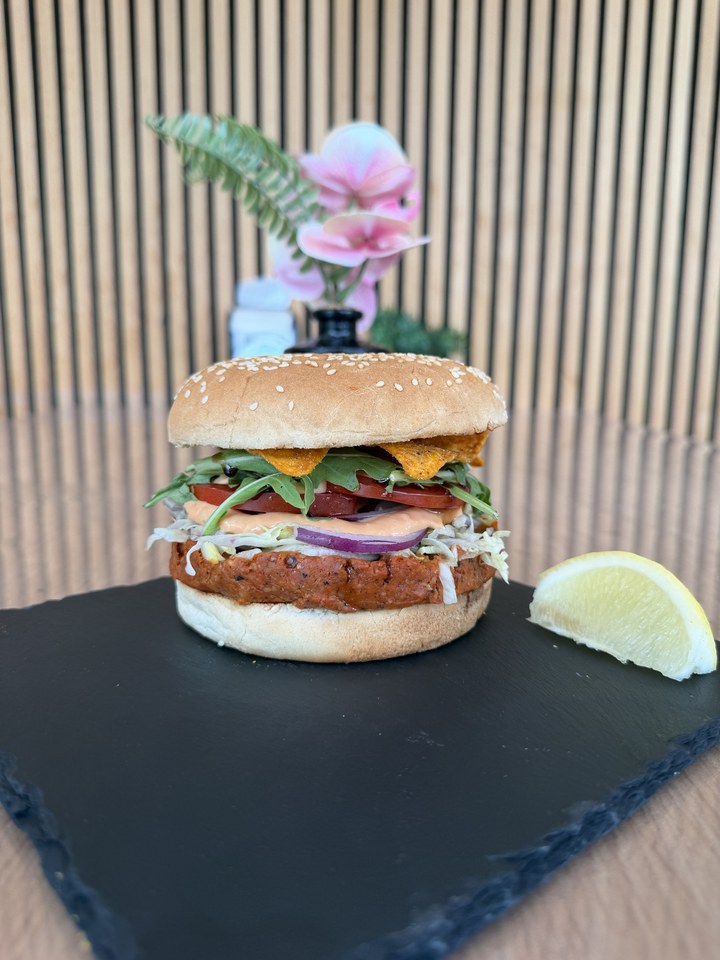 Veganer Burger von Finest Çiğköfte, frisch belegt