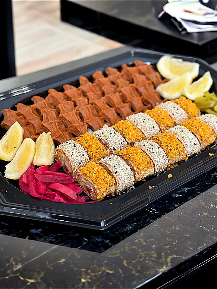 Party Platte von Finest Çiğköfte mit Sushi und Çiğköfte, Nahaufnahme