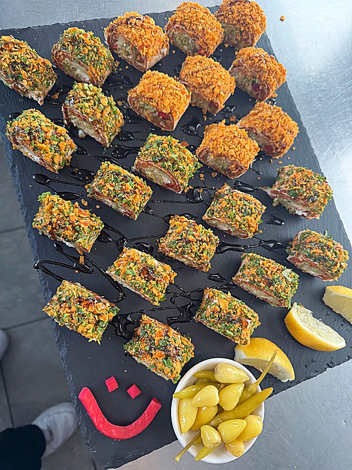 Çiğköfte Sushi in verschiedenen Sorten, Nahaufnahme von oben