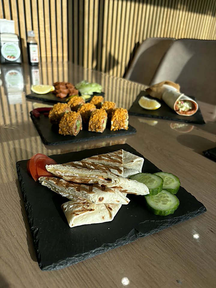 Türüm, Sushi und Dürüm gemeinsam am Tisch bei Finest Çiğköfte