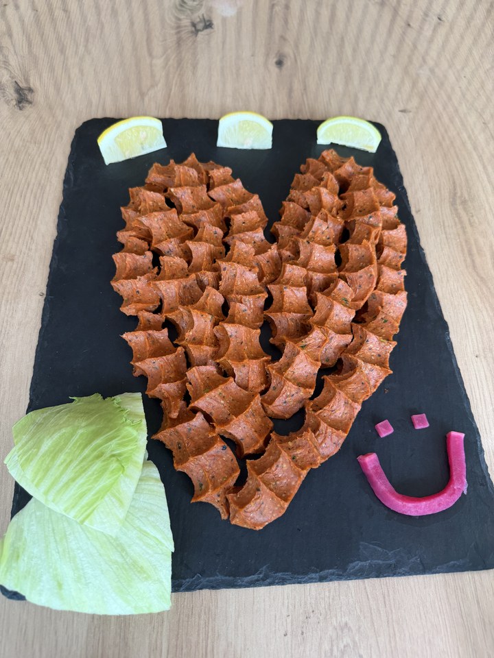 Çiğköfte pur, liebevoll als Herz angerichtet