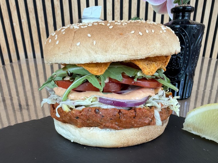 Veganer Burger von Finest Çiğköfte, frisch zubereitet