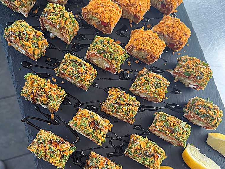 Cig Köfte Sushi-Röllchen, frisch geschnitten