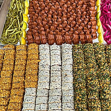 Party Platte mit verschiedenen Çiğköfte-Sorten im Sortiment